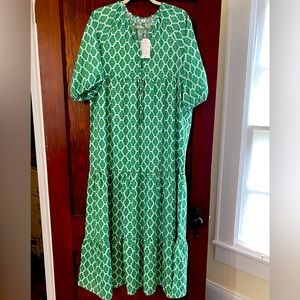 Women’s light weight maxi dress in beautiful green. Short sleeve with tie.